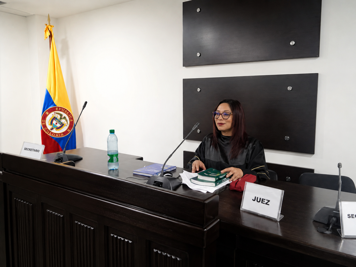 Dos personas revisan y firman un documento legal sobre una mesa