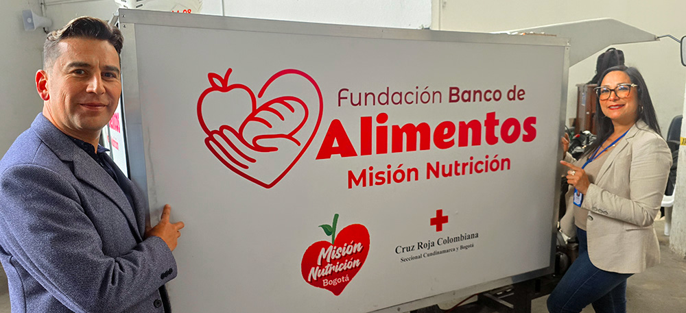 Dos voluntarios esostiene inicitiva entrega de alimentos