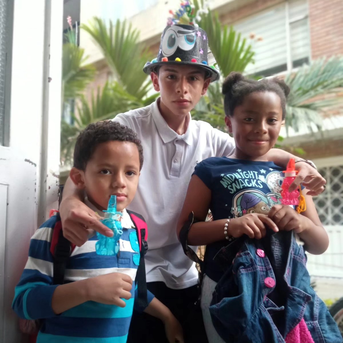 Una educadora acompaña a un grupo de niñas y niños durante una jornada de formación