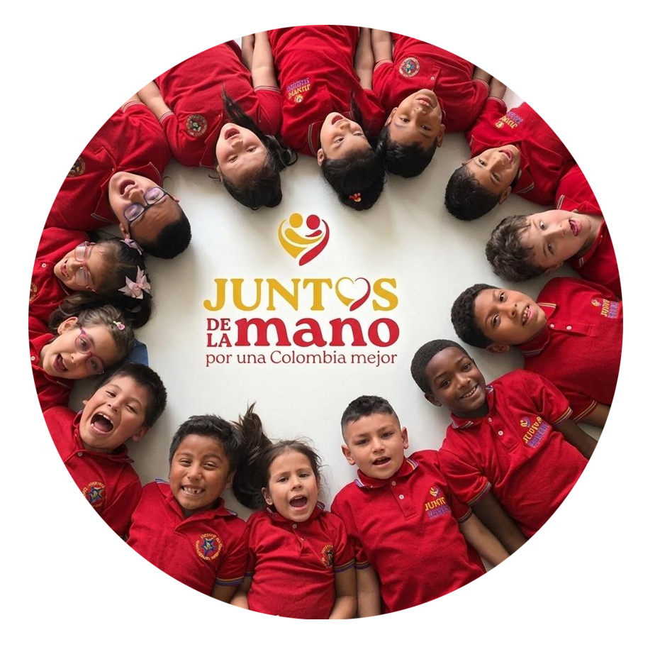 Niñas y niños del Club de Niños de la Fundación Juntos de la Mano, recostados en círculo alrededor del logo de la fundación